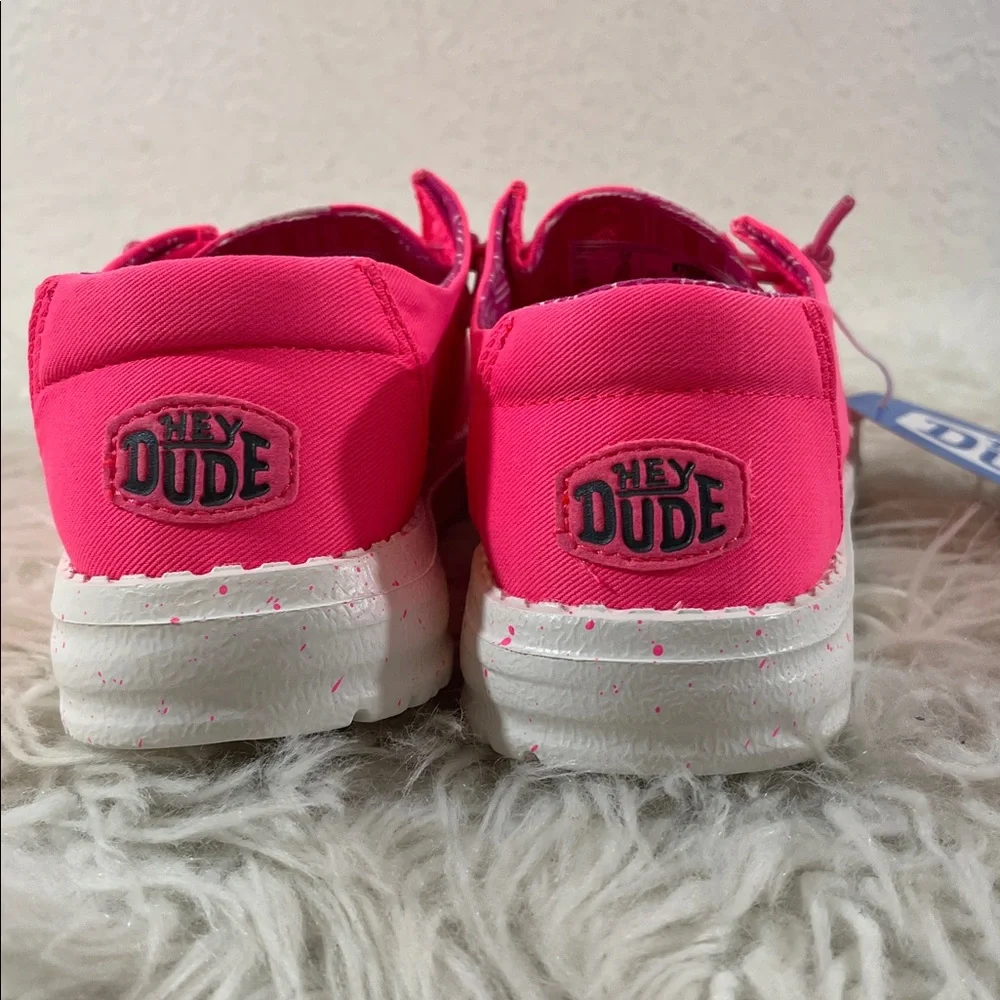 HEY DUDE YOUTH WENDY CANVAS SLIP-ON SHOE (NEON PINK) Size 4 NEW